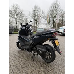 Kymco Skytown (inclusief windscherm t.w.v €250) 1-cilinder, 4-takt, luchtgekoeld, injectie Donkerblauw 2026 (F.101410)