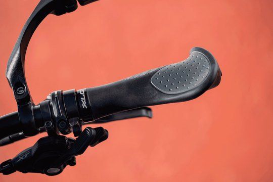 Handvat Xlc ergo 135mm cf zw/gry stel grs22 (4032191845524)