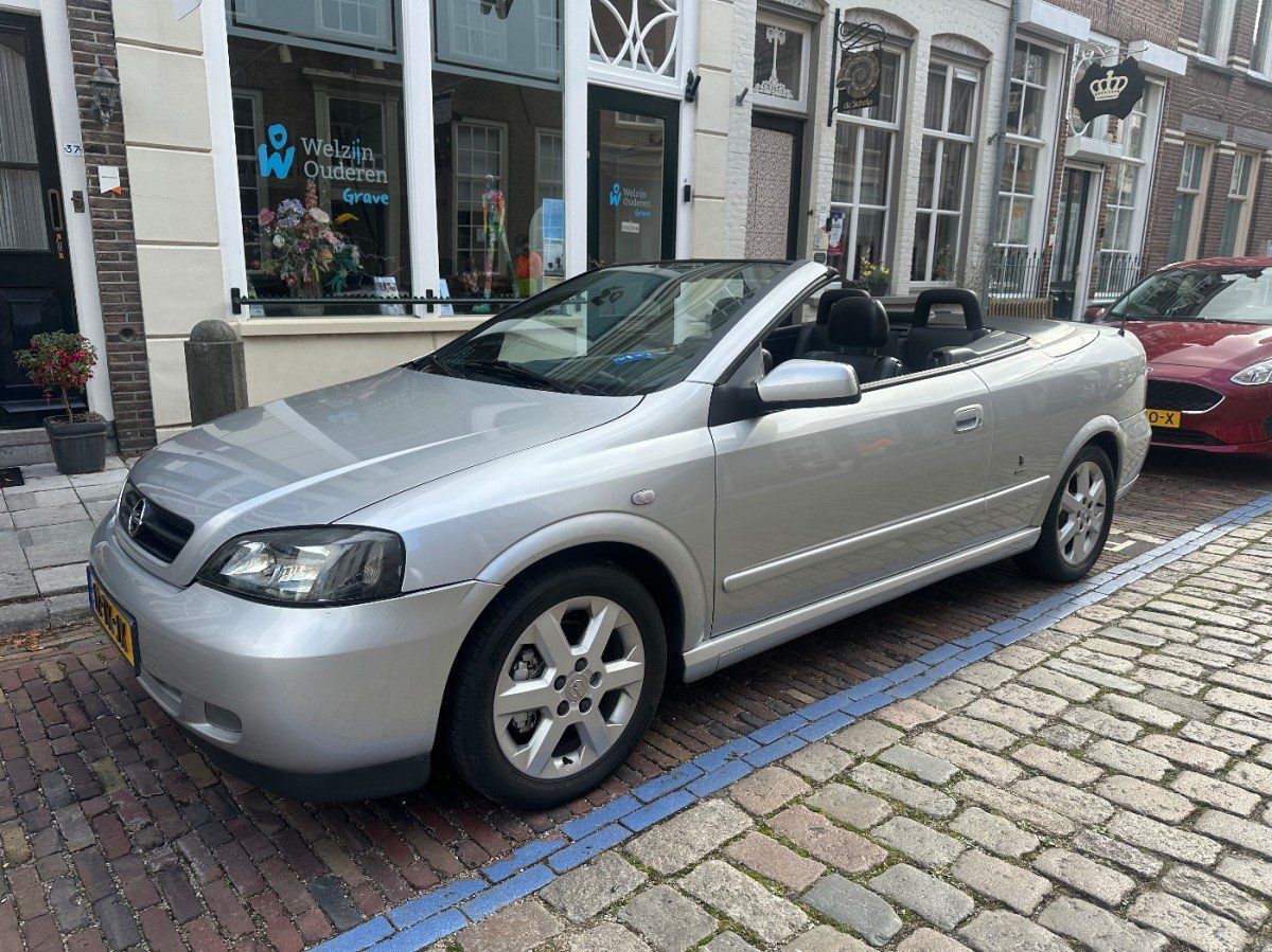 Opel Astra Cabriolet 1.8-16V Brilliant Silver 2002 (F.11748)