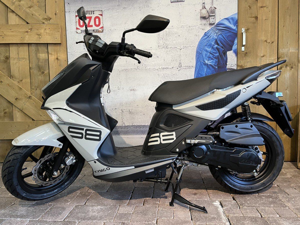 Kymco New super8 1-cilinder, 4-takt, luchtgekoeld, injectie Matzwart 2025 (F.99754)