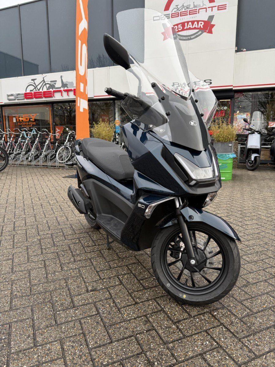 Kymco Skytown (inclusief windscherm t.w.v €250) 1-cilinder, 4-takt, luchtgekoeld, injectie Donkerblauw 2026 (F.101410)