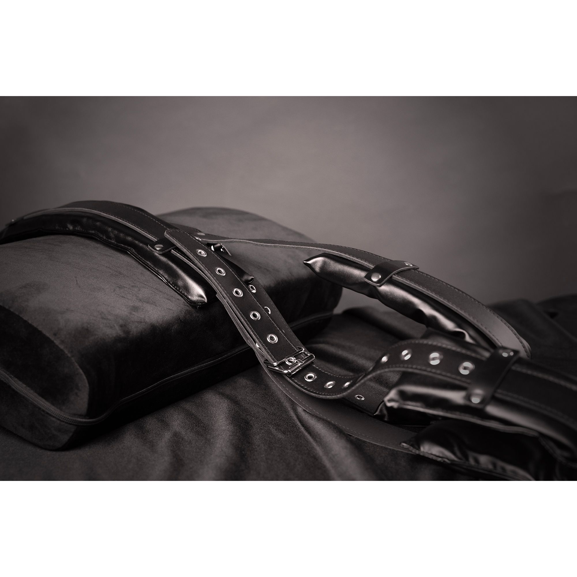 Ouch! by shots Gevoerde Dijslip met Verstelbare Bandjes - Zwart (8714273048080)